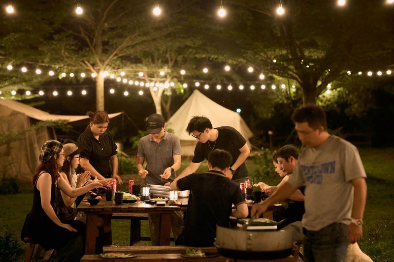 Bữa ăn tối BBQ dưới đèn dây tại Sachi