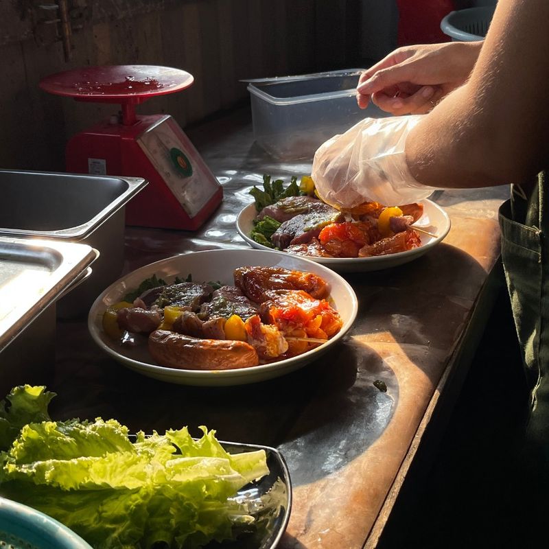 Mâm đồ ăn BBQ thịnh soạn tại Sachi Camping