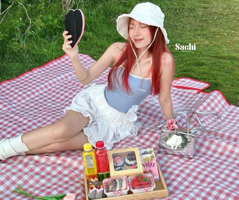 Góc picnic thảm sọc đỏ chụp ảnh tại Sachi Garden