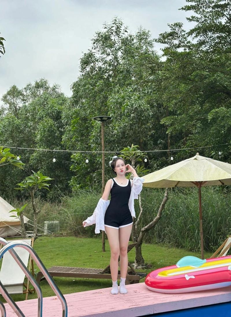 Góc sống ảo bên hồ bơi tại Sachi Camping
