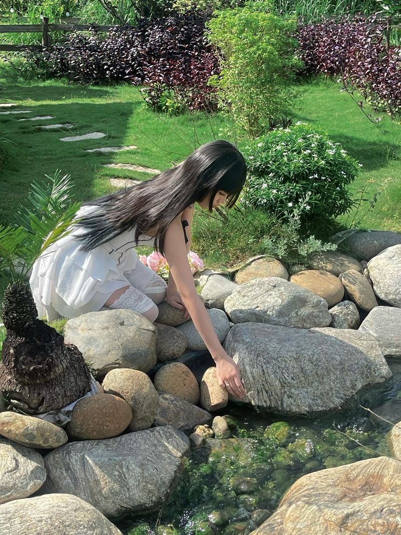 Lối đi vườn hoa giữa khu cắm trại Sachi Nhơn Trạch