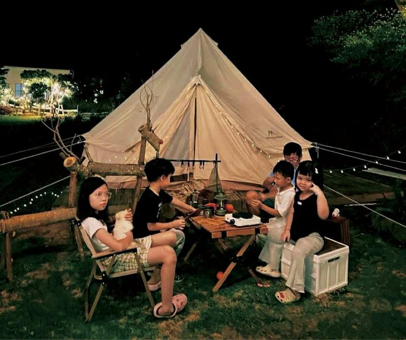 Lều glamping lúc hoàng hôn tại Sachi Nhơn Trạch